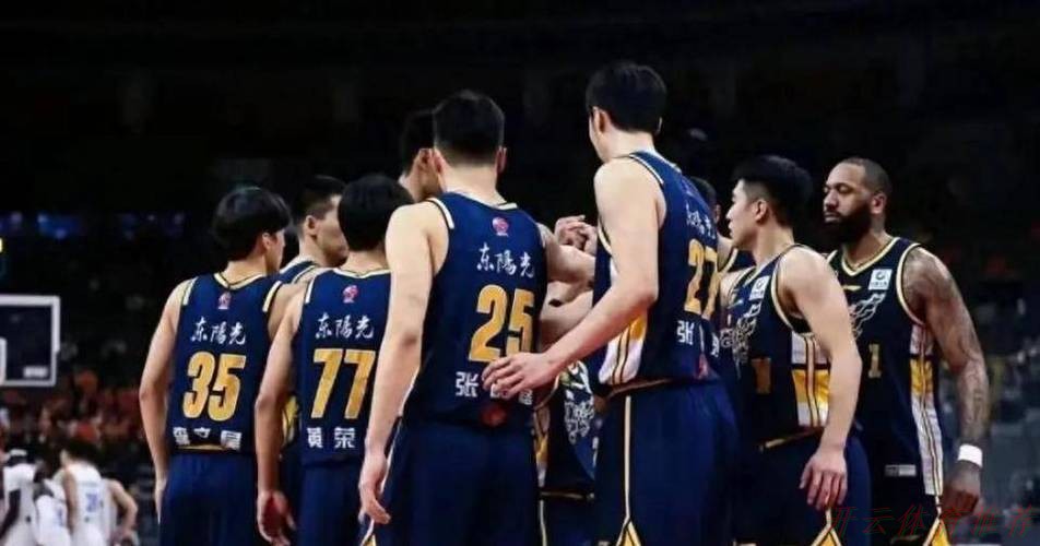 开云官方：抵达！广东新援已经到宾馆 球迷又调侃看走路姿势如何